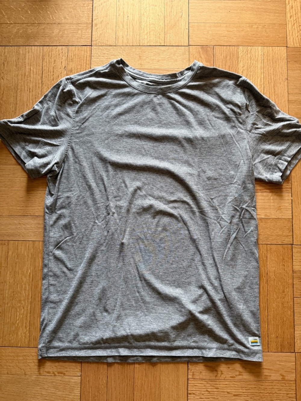 Vuori Strato Tech Gray Short Sleeve Crewneck Tee M